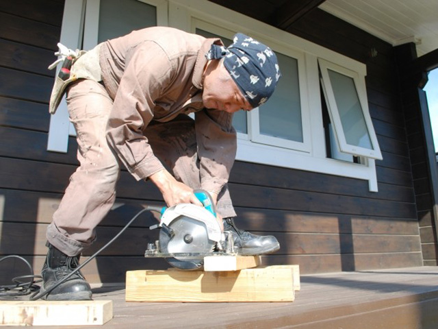 17.コラム01 電動工具を使って作業する人。