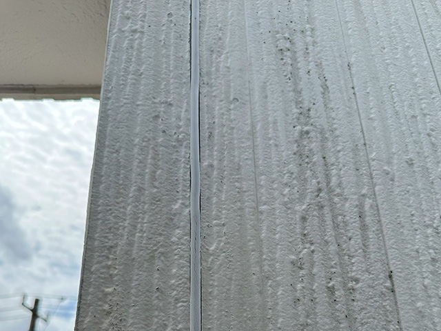 13.コラム01 ここまでコーキングが劣化すると外壁が破損します。