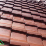 横ずれして隙間が開いた瓦屋根