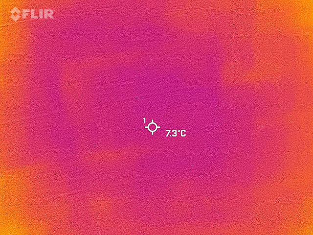 04.コラム01 建物の状況によっては熱源カメラを使用。