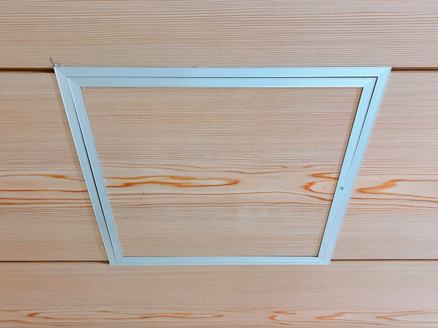 06.コラム01 天井裏の点検で点検口。