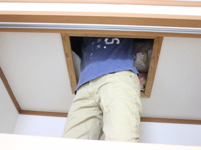 07.コラム01 点検口を潜って調査。