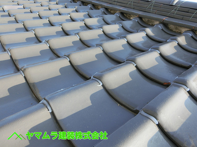 02．名古屋市南区　瓦修理　瓦の正面部分にもコーキングを塗布します。.JPG