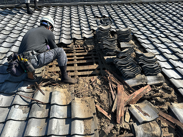 14.コラム03 瓦の葺き替え工事。