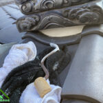 鬼瓦の台座下にも漆喰を塗っていきます