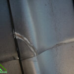 先端が欠けた和瓦