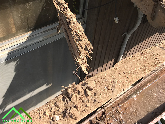 雨漏りで穴があいた屋根