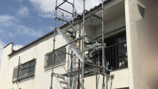 知多市　【棟瓦修復】仮設足場を設置して落ちかけ冠棟瓦などの棟瓦作業！点検補強中に隣家の屋根も被害に気づきまで