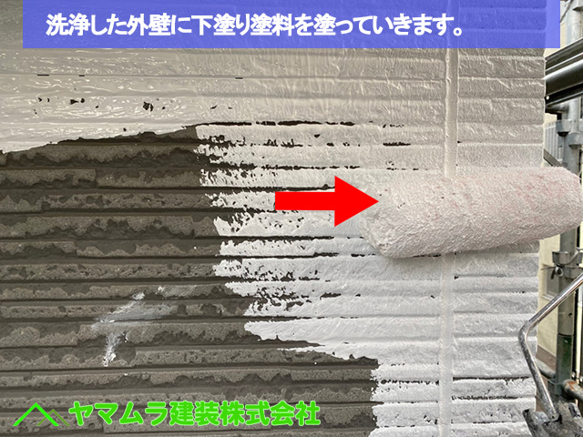 02.名古屋市中区 外壁塗装 洗浄した外壁に下塗り塗料を塗っていきます。