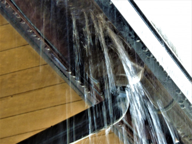 01.名古屋市中区 外壁塗装 雨樋の塗り替え作業。