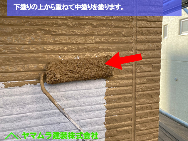 01．名古屋市中区　外壁塗装　下塗りの上から重ねて中塗りを塗ります。