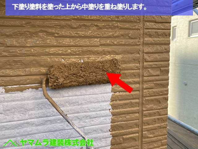 07.名古屋市中区 外壁塗装 下塗り塗料を塗った上から中塗りを重ね塗りします。