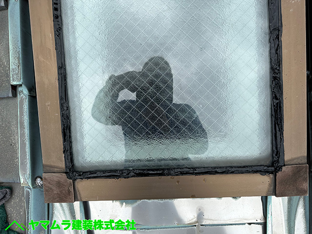 07.名古屋市港区 天窓シーリング 天窓下部部分のコーキング塗布作業終了。