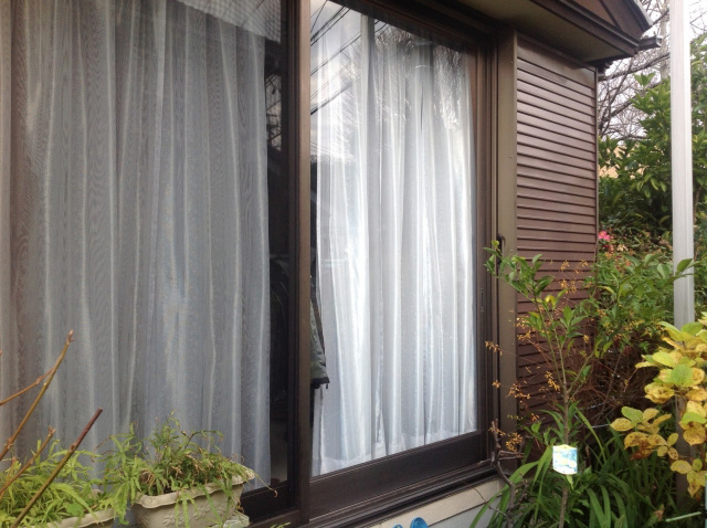 02.名古屋市中区 外壁塗装 昔ながらの戸ぶろ付きの雨戸。