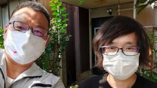 【トタン屋根修理】豊明市　勾配が無い屋根に材料違いのトタン鉄板施工！雨漏り修理後にお客様と記念撮影とアンケート記入