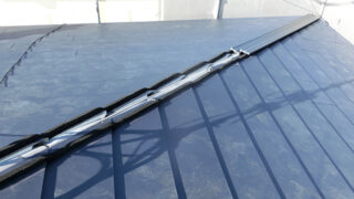 豊明市【棟板金作業】最後の仕上げ「棟板金」工事を解説！雨漏りを防ぐ下地とコーキングの重要性！作業事例で雨水への防水対策