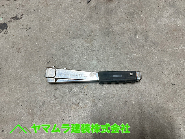 05．中川区　屋根造り　ハンマータッカーのイメージ写真。
