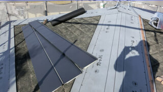 豊明市【金属屋根材施工】屋根カバー工法！雨漏りを止めるルーフィングの正しい貼り方と金属屋根材の施工方法を解説！