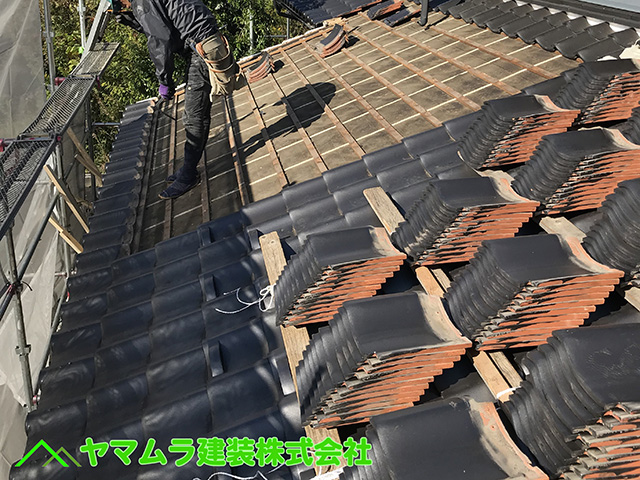 11.東浦町 屋根修復 作業ビフォアー 瓦をめくり確保場所まで移動しました。