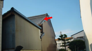 名古屋市南区【欠損瓦交換】雨漏り前の危険なサイン!瓦の欠けや間違ったコーキング補修放置は危険!