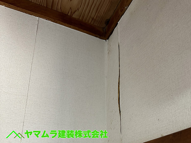 01.名古屋市昭和区 谷部修理 雨漏りが原因でクロス紙が剥がれます。