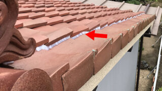 【瓦屋根修繕】名古屋市瑞穂区　雨漏り原因は屋根の施工不良？壁の湿気・瓦の隙間をコーキング防水で解決！工事の全貌を解説