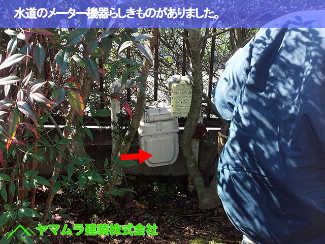 06．豊明市　外壁クラック　水道のメーター機器らしきものがありました。