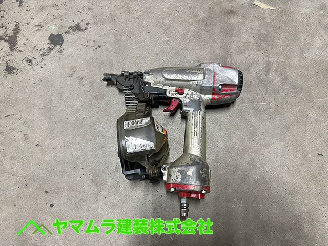 05.中川区 屋根造り エアー工具の釘打ち機のイメージ写真。