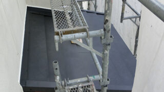 豊明市【玄関屋根作業】屋根リフォーム！玄関上の雨漏りは「壁際」が原因？一階屋根の板金工事とコーキングの重要性！