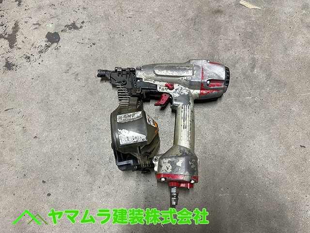 07．中川区　屋根造り　エアー工具の釘打ち機のイメージ写真。