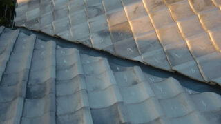 【屋根谷鈑金修復】名古屋市昭和区　コーキングだけの応急処置は危険！谷樋交換と防水工事の重要性！後悔しない業者選び