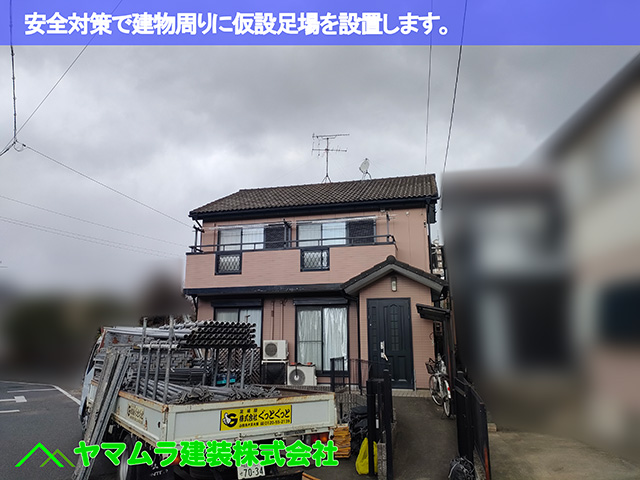 01．中川区　屋根葺き替え　安全対策で建物周りに仮設足場を設置します。