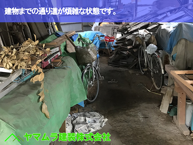 02．名古屋市中区　瓦屋根修復　建物までの通り道が煩雑な状態です。