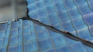 【谷樋修理】東海市　雨漏り修理工事！屋根の谷樋板金が原因？コーキングを除去し防水作業と漆喰で仕上げた谷樋板金の交換