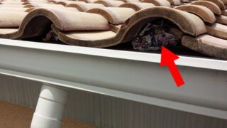 【愛知県常滑市】Ｓ瓦の隙間を屋根漆喰と瓦ビス固定で補強し雨漏りを防ぐ施工