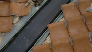 【谷鈑金交換】名古屋市瑞穂区　雨漏りの原因「谷樋」交換から災害に強い「棟」の補強まで！瓦工事全工程と安心の秘訣！