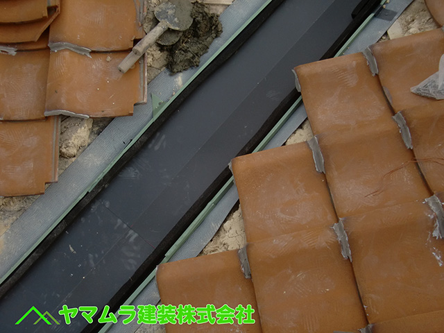 11．名古屋市瑞穂区　谷修理　屋根谷部に新しい谷鈑金を取り付けました。