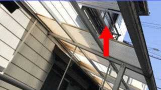 東浦町【葺き替え工事】足場で外すベランダ屋根！劣化による破損リスクと固定フック交換の重要性！トタン屋根の補修も