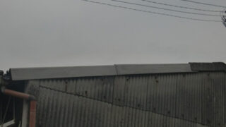 【スレート・塩ビ屋根】名古屋市中区　ケラバの二重固定と波板屋根の正しい交換方法！費用を抑える賢い「部分修理」で台風対策！