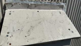 【トタン屋根修理】東海市　トタン屋根のズレが雨漏りの原因！店舗倉庫を点検で小さすぎるビスが招いた固定不良！土台からの修理