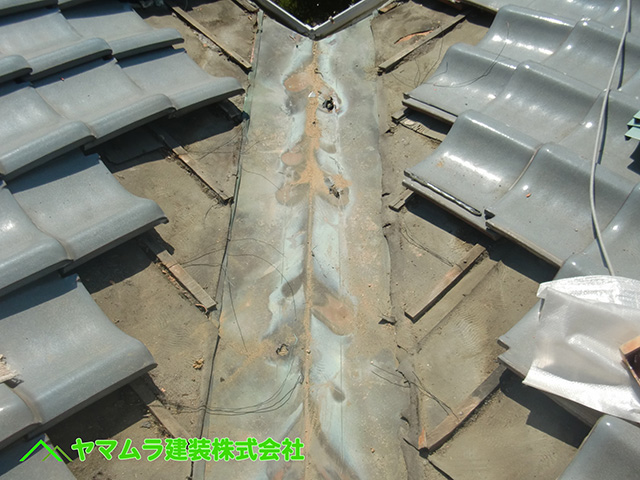01．東浦町　谷鈑金　劣化して腐食している谷鈑金を交換します。