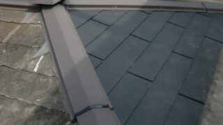 【カラーベスト修理】名古屋市昭和区　強風で破損したスレート屋根の補修工事！雨漏りを防ぐ防水紙と棟板金のコーキング施工