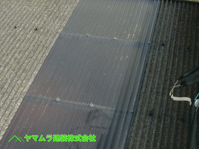04.名古屋市中区 塩ビ屋根 架台に向かって固定フックを引っかけます。