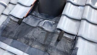 【屋根雨漏り】大府市　後付け煙突の施工不良が原因！瓦を剥がし下地とルーフィングから見直す二重防水で雨水の浸入を阻止