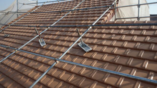 知多市【屋根リフォーム】急勾配屋根で瓦がズレない秘密は？桟木へのビス固定・防災フックなど台風に強い屋根専門家の耐風対策