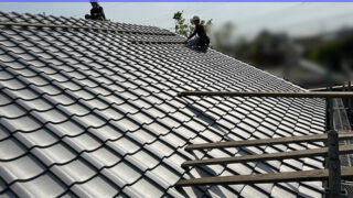 名古屋市中川区【棟瓦積上げ作業】陸棟瓦積み上げ施工!片面葺き替えでも反対側をめくる雨仕舞と耐震補強の秘密