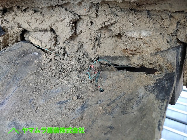 02．名古屋市南区　崩れた漆喰や屋根土を取り除きます。