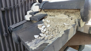 名古屋市南区【屋根漆喰補修】劣化（ひび割れ・剥がれ）を放置すると瓦が落下？雨漏りを防ぐ点検法と正しい詰め直し補修の選び方