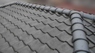 【棟修復作業】東浦町 棟がズレた原因は解体で判明した施工不良!強度不足の土台を強力棟金具と一本葺き工法で強固に固定