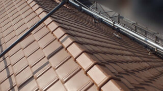 知多市【屋根リフォーム】雨漏りの急所「棟違い」や「土居のし」も安心！屋根の専門家がビス釘固定と定期点検の重要性を解説